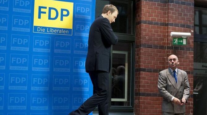FDP-Generalsekretär Christian Lindner geht nach seinem Rücktritt als Generalsekretär der FDP von der Bühne. Foto: Robert Schl