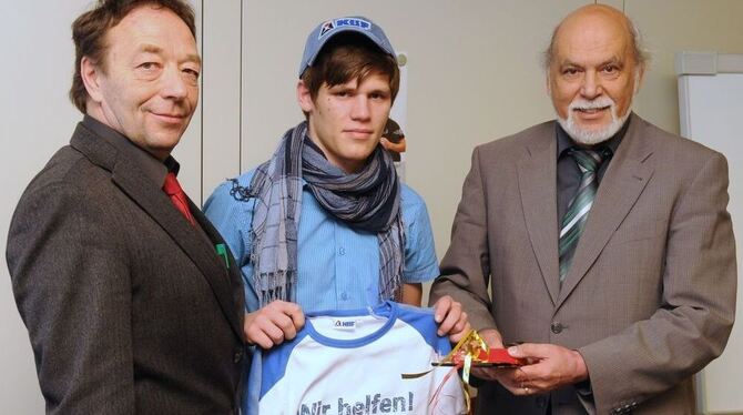 Eine Ära geht zu Ende: Der letzte Zivildienstleistende an der KBF, Luca Schmidt, hat seinen Dienst in Mössingen beendet. Hier wi Eine Ära geht zu Ende: Der letzte Zivildienstleistende an der KBF, Luca Schmidt, hat seinen Dienst in Mössingen beendet. Hier wi