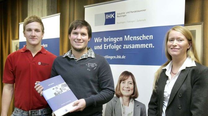 Die »Ausbildungsbotschafter« Jonas König (links) und Marc Brandner mit Ida Willumeit von der IHK, welche die Aktion betreut. FOT