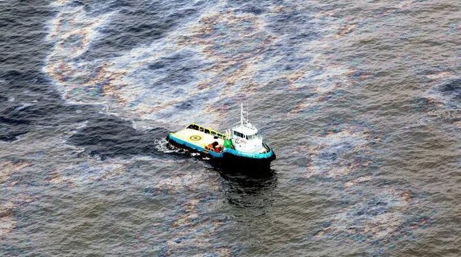 Ausgelaufenes Öl vor der Küste Brasiliens. Foto: Rogerio Santana/ GOV. DE RIO DE JANEIRO