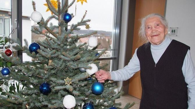 Gut gelaunt am geschmückten Christbaum im Metzinger Altenheim: Pauline Raissle, heute 106 Jahre alt geworden. FOTO: SANDER