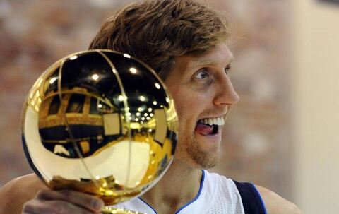 Dirk Nowitzki hatte beim Fotoshooting der Dallas Mavericks viel Spaß. Foto: Larry W. Smith