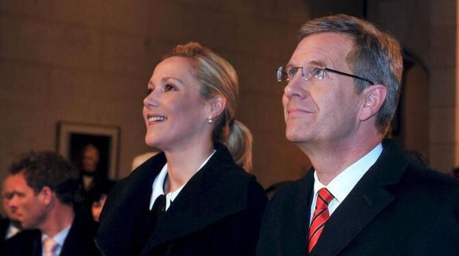 Bundespräsident Christian Wulff nimmt mit seiner Frau Bettina in der Schlosskirche in Wittenberg an der Aufzeichnung eines ZD