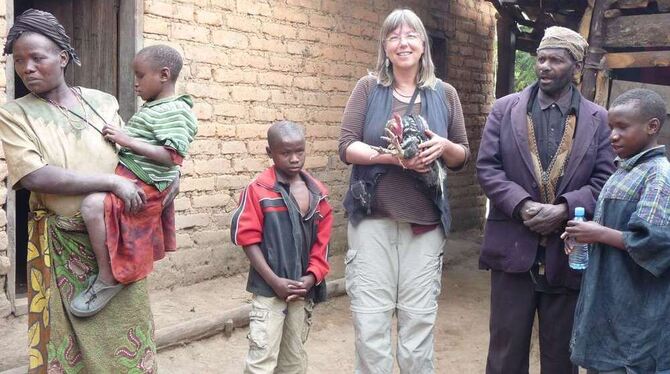 »Du bist doch Anne Maute-Koch. Ich bin Bahati.« Die Seybold-Lehrerin (Mitte) ist längst bekannt in Tandala. FOTO: SANDER