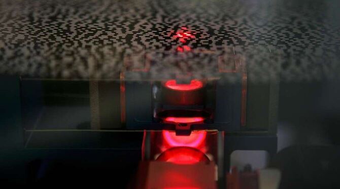 Ein Laserstrahl tastet eine Compact Disc ab. Ein Laserstrahl tastet eine Compact Disc ab.