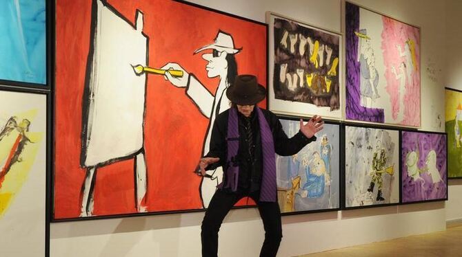 Udo Lindenberg vor seinen Gemälden im Museum für Kunst und Gewerbe in Hamburg. Foto: Marcus Brandt