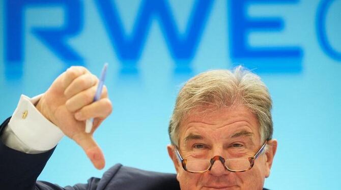 RWE-Chef Jürgen Großmann zeigt mit dem Daumen nach unten: Der Gazprom-Vorstoß in Westeuropa ist gebremst. Die geplante Kraftw
