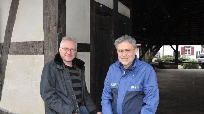 Der Jugendberater Patrick Differt unterstützt in Metzingen die ehrenamtlichen Nachtwanderer wie Jochen Kallweit (rechts), hier s