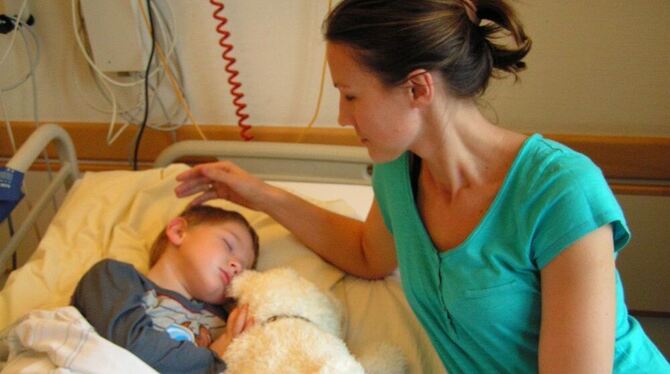Der dreijährige Jakub muss über Weihnachten in der Klinik bleiben. Seine Mutter ist bei ihm. FOTO: WEBER