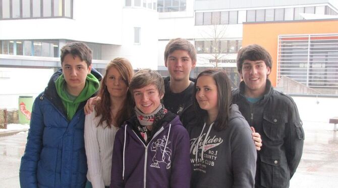 Sechs von insgesamt neun Bus-Paten: Eyüp Inan, Ina Gonser, Marvin Schweitzer, Ilias Lazaridis, Lisa Albert und Dennis Gschweng (