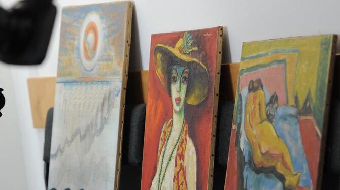 Die gefälschten Bilder "La Mer" (l-r) von Max Ernst, "Frauenportait mit Hut" von Kees van Dongen und "Frauenakt, Liegender (w