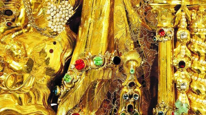 Monumentales Schaugefäß: Detail der Augsburger Hostienmonstranz von 1755 aus dem Rottenburger Domschatz, Silber, vergoldet, Halb