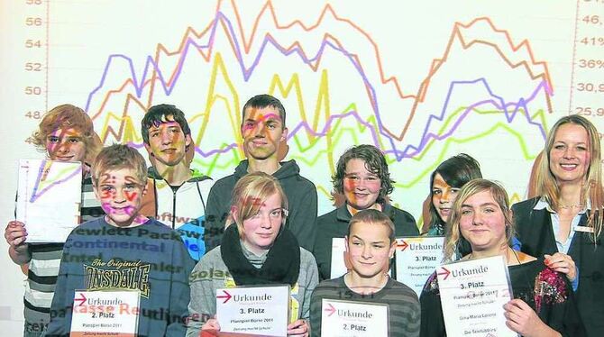 Im Dschungel der Börsenkurse: Die Sieger des GEA-Projekts »Zeitung macht Schule«, die beim Planspiel Börse der Kreissparkasse Re Im Dschungel der Börsenkurse: Die Sieger des GEA-Projekts »Zeitung macht Schule«, die beim Planspiel Börse der Kreissparkasse Re