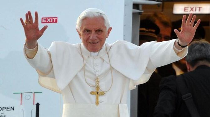 Papst Benedikt XVI. hat bei der Christmette im Petersdom zur Abkehr von Gewalt und Materialismus aufgerufen.  Foto: Uli Deck