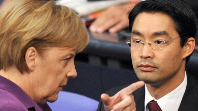 Merkel und Rösler: Einst strahlende Wahlsieger, heute ernüchtert. Foto: Rainer Jensen/Archiv