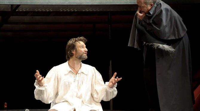 Eine Szene aus dem Stück Kohlhaas 21 gespielt von Ralf Stech (links) und Reinhart von Stolzmann (rechts) im Alten Schauspielhaus