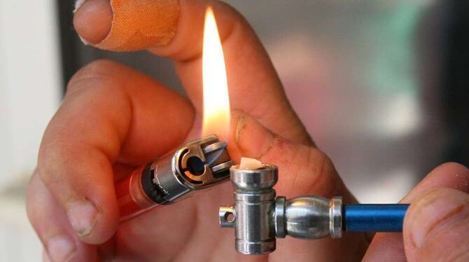 Eine Drogenabhängige beim Anzünden einer Crack-Pfeife.