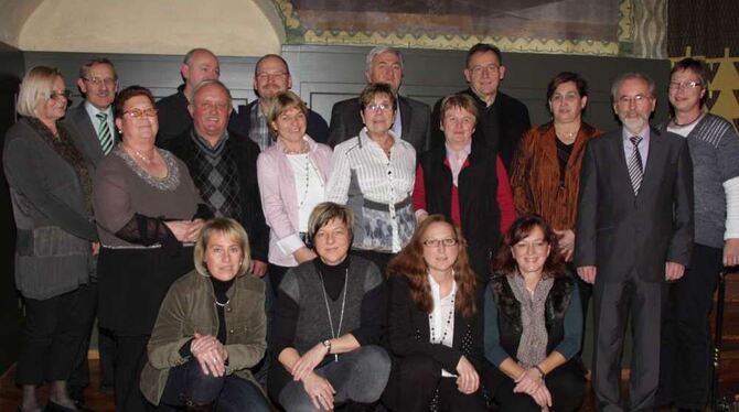 Ein Teil der geehrten und verabschiedeten Mitarbeiter der Stadtverwaltung mit Bürgermeister Rudolf Heß (rechts). FOTO: PR