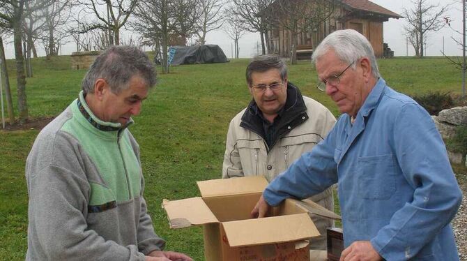 Gestern schon bei den Vorbereitungen für die Silvester-Feier(von links): Fachwart Kurt Renz, der Vorsitzende Herbert Schweiker u Gestern schon bei den Vorbereitungen für die Silvester-Feier(von links): Fachwart Kurt Renz, der Vorsitzende Herbert Schweiker u