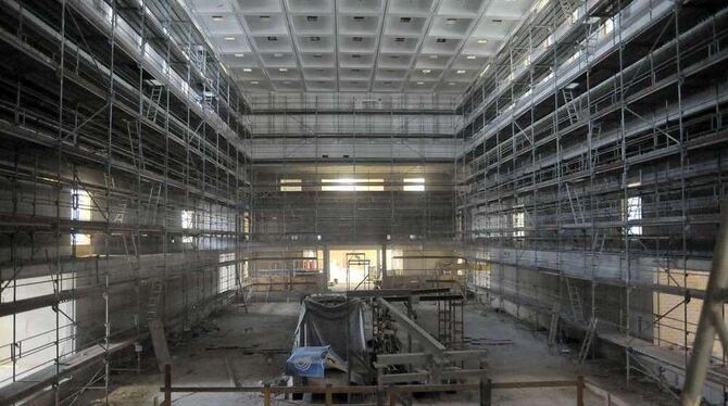 Baufortschritt: Die Decke ist fast fertig, der Blick in den großen Stadthallen-Saal erstmals weitgehend ungetrübt.