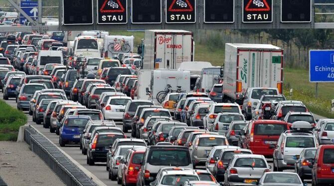 Stau auf der Autobahn A9 zum Ferienbeginn in Bayern.