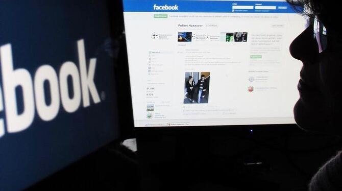 Bei Datenschützern steht Facebook in der Kritik, die Polizei freut sich dagegen über Fahndungserfolge dank des Internet-Netzw