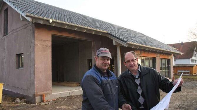 Bauleiter Wolfgang Berner (rechts) und Bernd Schmid, einer der ehrenamtlichen Helfer, auf der Baustelle. Bislang sind 850 Stunde
