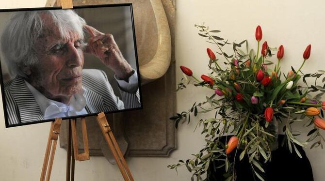 Ein Porträt von Johannes Heesters und ein Strauß Tulpen. Foto: Tobias Hase dpa/lby  +++(c) dpa - Bildfunk+++