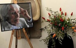 Ein Porträt von Johannes Heesters und ein Strauß Tulpen. Foto: Tobias Hase dpa/lby  +++(c) dpa - Bildfunk+++