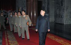 Kim Jong Un (r.) ist offiziell zum Oberbefehlshaber der Volksarmee ernannte worden. Foto: EPA/STR/ Archiv
