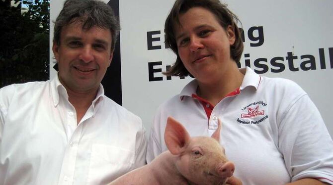 Profis in Sachen Schweinehaltung und Schweinevermarktung: Reinhard und Andrea Wörz in Hengen. FOTO: KUNZE Profis in Sachen Schweinehaltung und Schweinevermarktung: Reinhard und Andrea Wörz in Hengen. FOTO: KUNZE