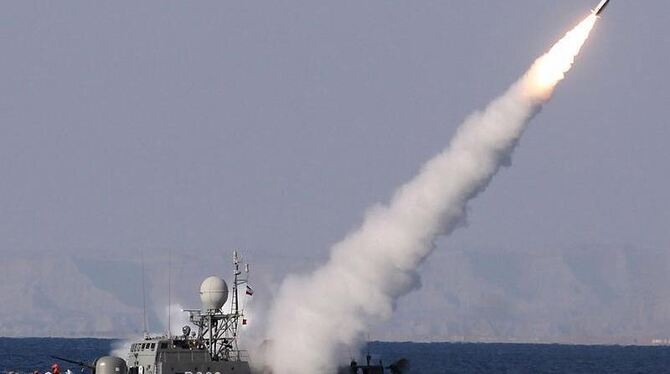 Der Iran testet Raketen im Rahmen seines derzeitigen Seemanövers im Persischen Golf. Foto: Ebrahim Noroozi