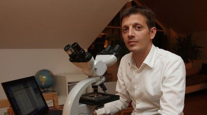Auch zu Hause in Undingen hat Jochen Greiner ein Mikroskop. Der Mediziner forscht an verschiedenen Leukämie-Formen und anderen T