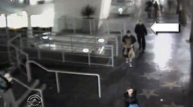 Der Videograb vom 03.02.2012 einer Überwachungskamera zeigt einen Mann (Pfeil), nach dem im Zusammenhang mit einer Feuerserie