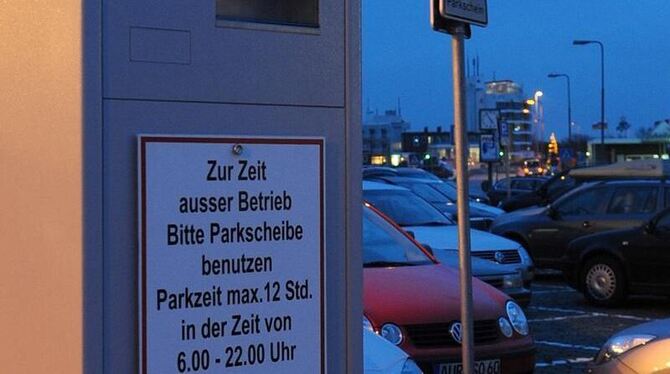 Der Parkscheinautomat im Fährhafen von Norddeich (Kreis Aurich) wurde aufgrund des aufziehenden Sturmtiefs »Andrea« außer Bet