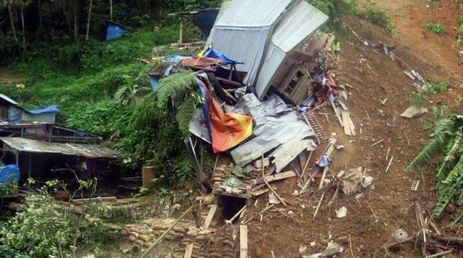 Im philippinischen Compostella-Tal rund 930 Kilometer südlich von Manila hat ein Erdrutsch viele Hütten unter sich begraben.