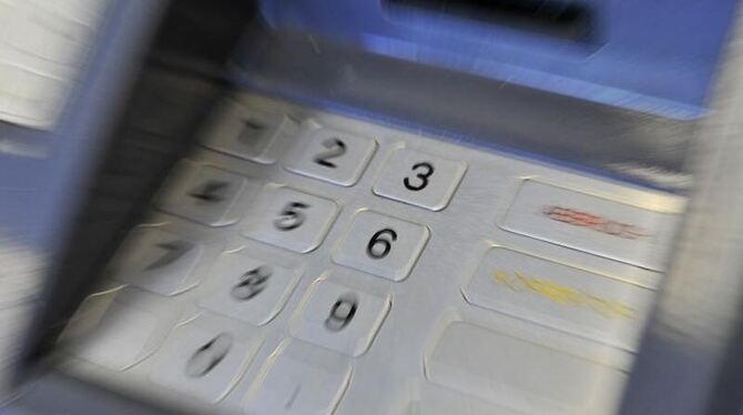 Seit einem Jahr muss sogenannten Fremdkunden die Gebühr fürs Geldabheben direkt am Automaten angezeigt werden. Foto: Marius B