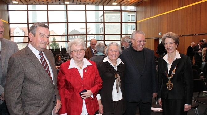 Ewald Rilling, Trude Heck, Rita Singer und Werner Henne (von links) wurden von Oberbürgermeisterin Barbara Bosch mit der Verdien