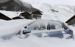 Zugeschneites Auto in Tirol. Es herrscht erhöhte Lawinengefahr. Foto: Robert Parigger