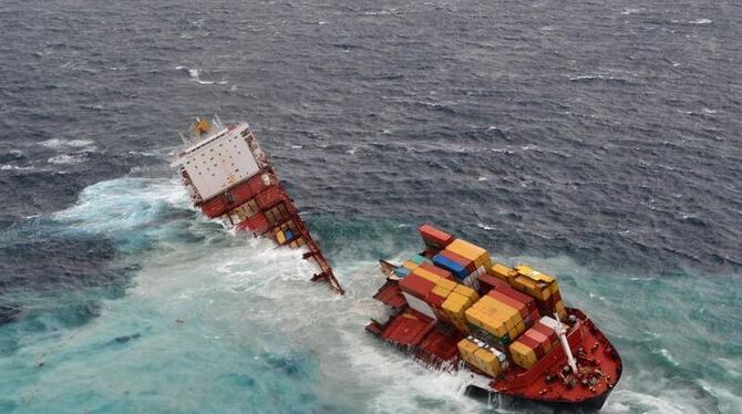Das schon schwer beschädigte Containerschiff »Rena« ist jetzt in zwei Teile auseinandergebrochen. Foto: Maritime New Zealand