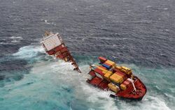 Das schon schwer beschädigte Containerschiff «Rena» ist jetzt in zwei Teile auseinandergebrochen. Foto: Maritime New Zealand