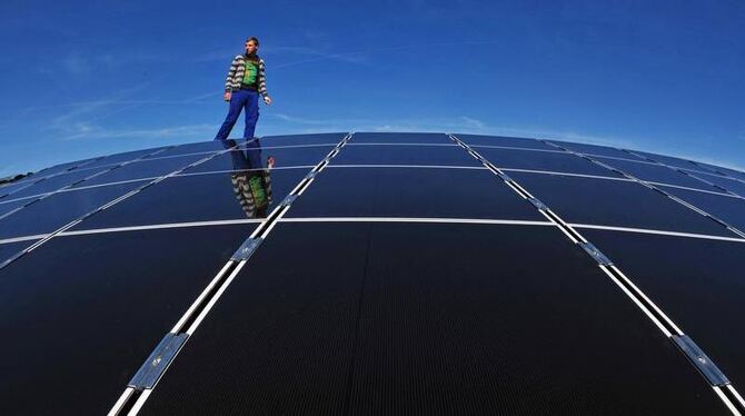 Solaranlage auf einer Mehrzweckhalle: Noch nie gingen so viele Solaranlagen ans Netz wie 2011. Foto: Martin Schutt