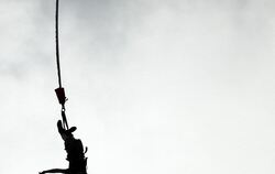 Beim Bungee-Sprung einer 22-jährigen Australierin riss das Seil. Foto: Jan Woitas/Archiv
