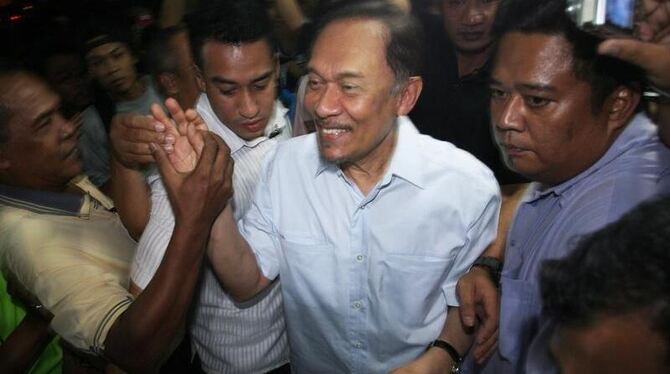 Ein malaysisches Gericht hat Oppositionsführer Anwar Ibrahim vom Vorwurf der Homosexualität freigesprochen. Menschenrechtler