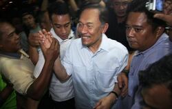 Ein malaysisches Gericht hat Oppositionsführer Anwar Ibrahim vom Vorwurf der Homosexualität freigesprochen. Menschenrechtler 