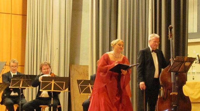 Adelinde Bohn glänzte neben dem Johann-Strauss-Festival-Orchester in Eningen als Solistin und Tänzerin.  FOTO: GROSS