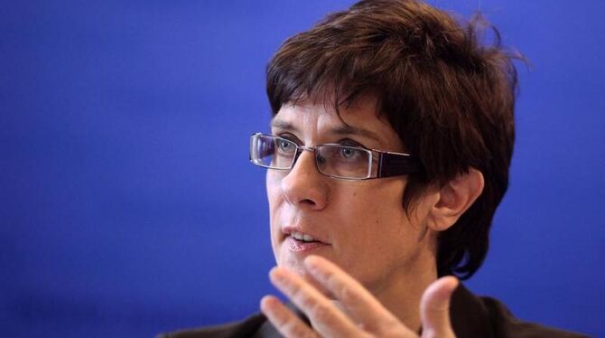 Annegret Kramp-Karrenbauer (CDU) spricht in der Staatskanzlei in Saarbrücken auf einer Pressekonferenz. Foto: Fredrik von Eri Annegret Kramp-Karrenbauer (CDU) spricht in der Staatskanzlei in Saarbrücken auf einer Pressekonferenz. Foto: Fredrik von Eri