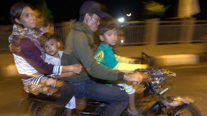 Nach Berichten über ein Beben vor Sumatra flüchteten im indonesischen Banda Aceh viele Menschen. Foto: Hotli Simanjuntak
