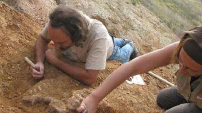 Prof. Madelaine Böhme (rechts) und Geologe Philipe Havlik bei Grabungsarbeiten nahe der bulgarischen Stadt Chirpan. FOTO: PROF. Prof. Madelaine Böhme (rechts) und Geologe Philipe Havlik bei Grabungsarbeiten nahe der bulgarischen Stadt Chirpan. FOTO: PROF.