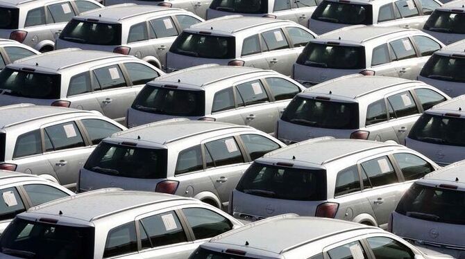 Eine Studie ergab: Noch nie waren die Käufer von Neuwagen in Deutschland so alt wie im vergangenen Jahr - im Schnitt 51,3 Jahre.